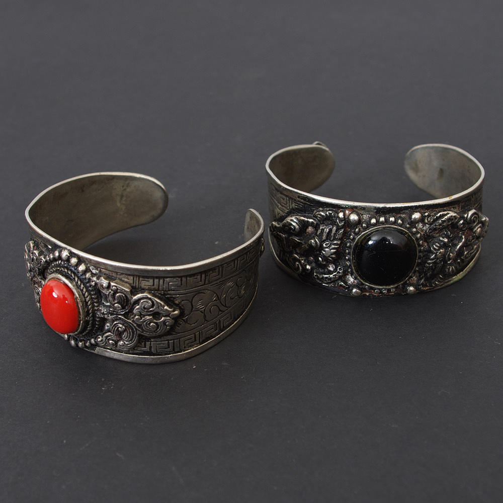 ARMBAND, 2 stycken, stela, utländskt silver.