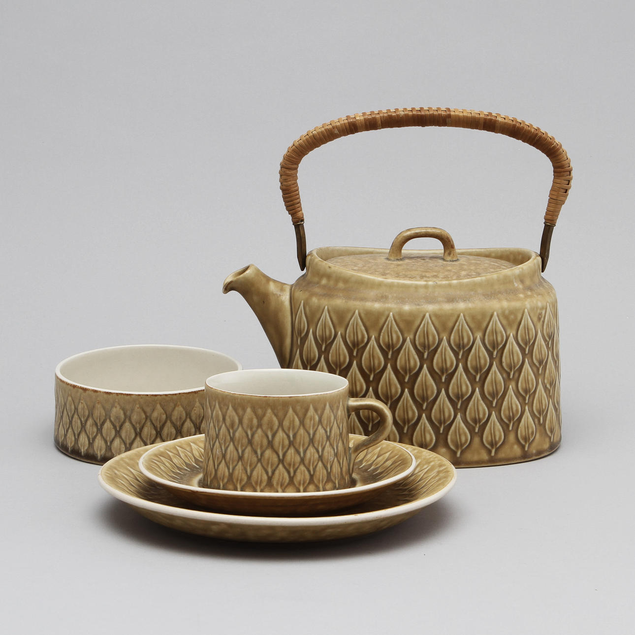 TESERVIS, 29 delar,"Relief", Jens H Quistgaard, Kronjyden Nissen/Bing & Gröndahl, Danmark, 1900-talets andra hälft.