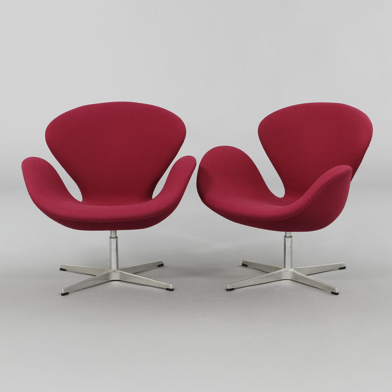 FÅTÖLJER "SVANEN", ett par, snurrbara. Arne Jacobsen för Fritz Hansen, Danmark 1994.