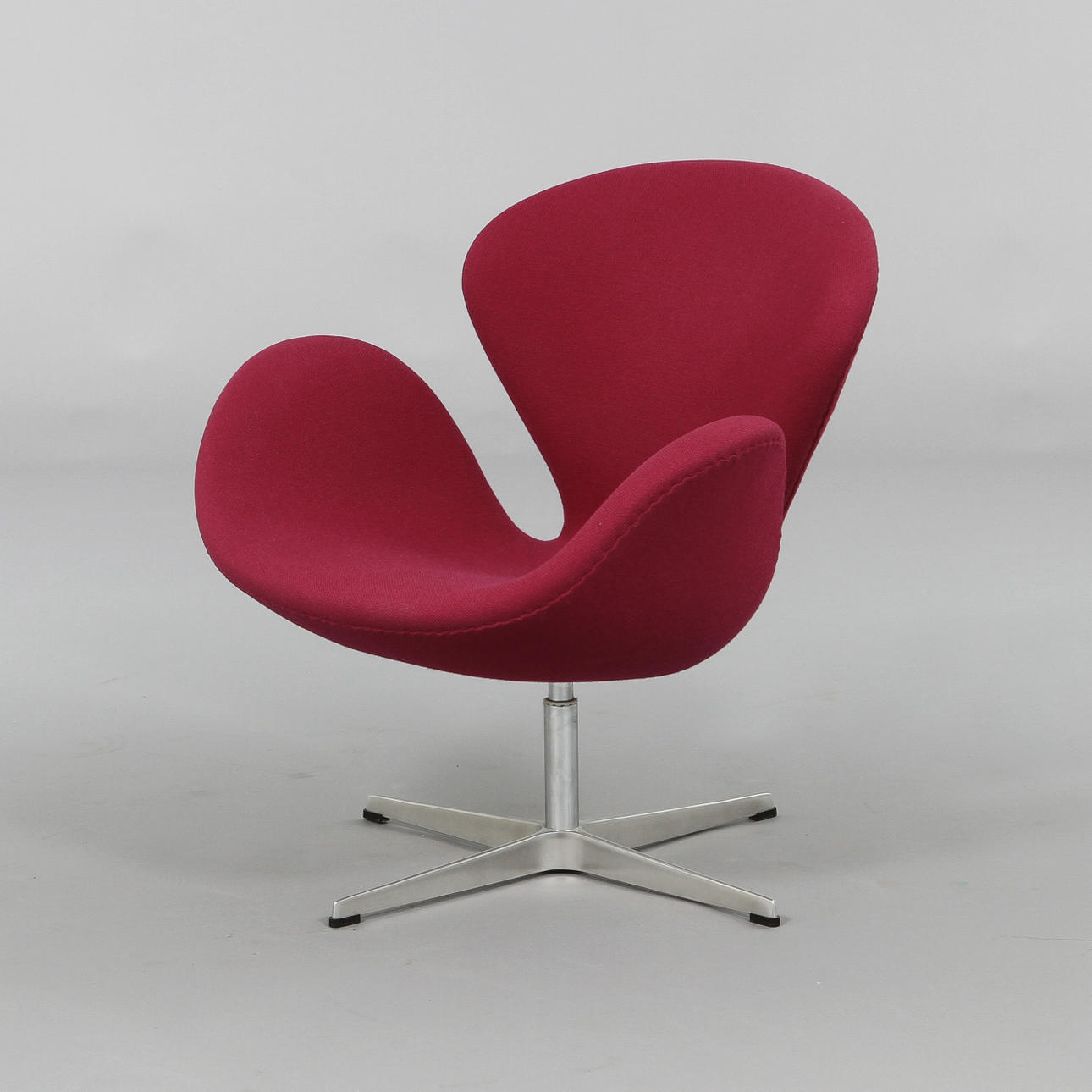 FÅTÖLJ "SVANEN", snurrbar. Arne Jacobsen för Fritz Hansen, Danmark 1994.