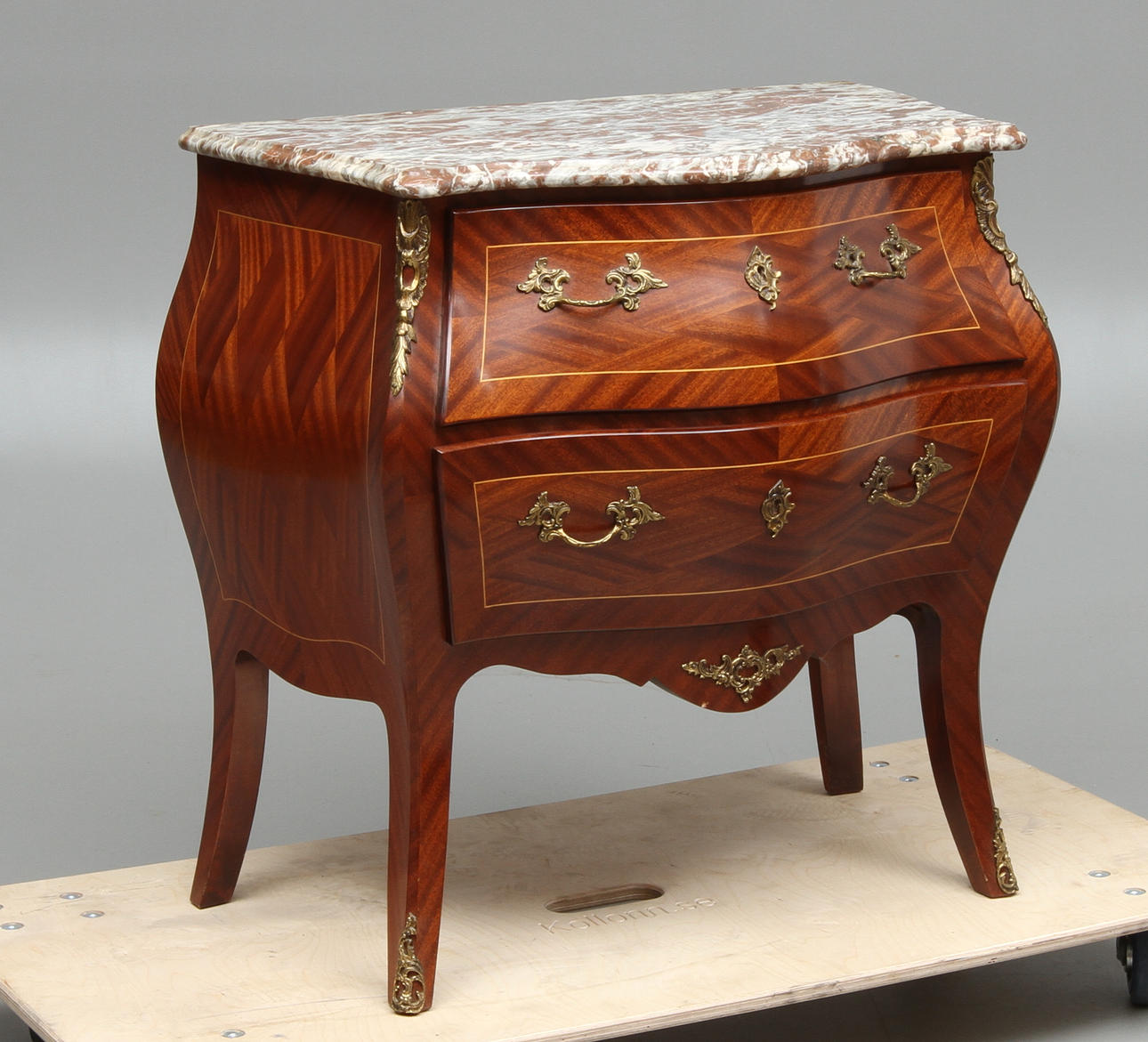 BYRÅ, med stenskiva, rokokostil, 1900-tal.