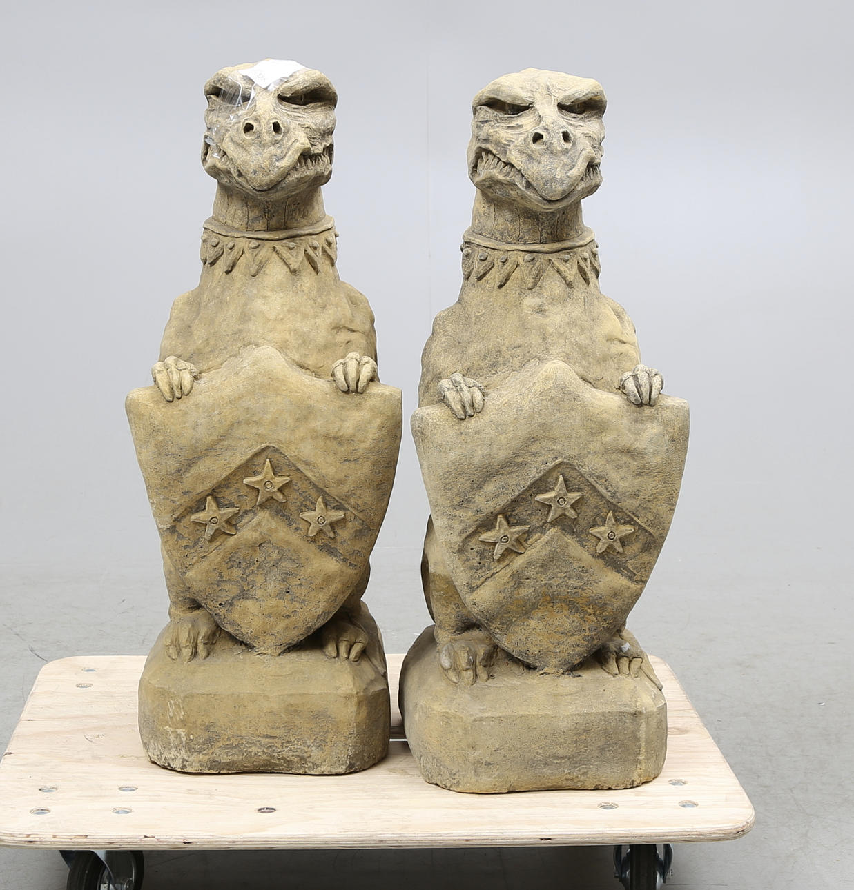 TRÄDGÅRDSSKULPTURER, ett par, mytologiska djur, 2000-tal.