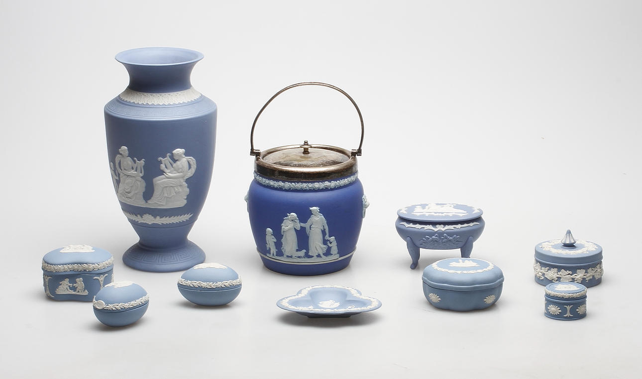 KERAMIK, 8 delar, jasperware, Wedgwood, England samt VAS och SKRIN PÅ BEN, ej stämplade.