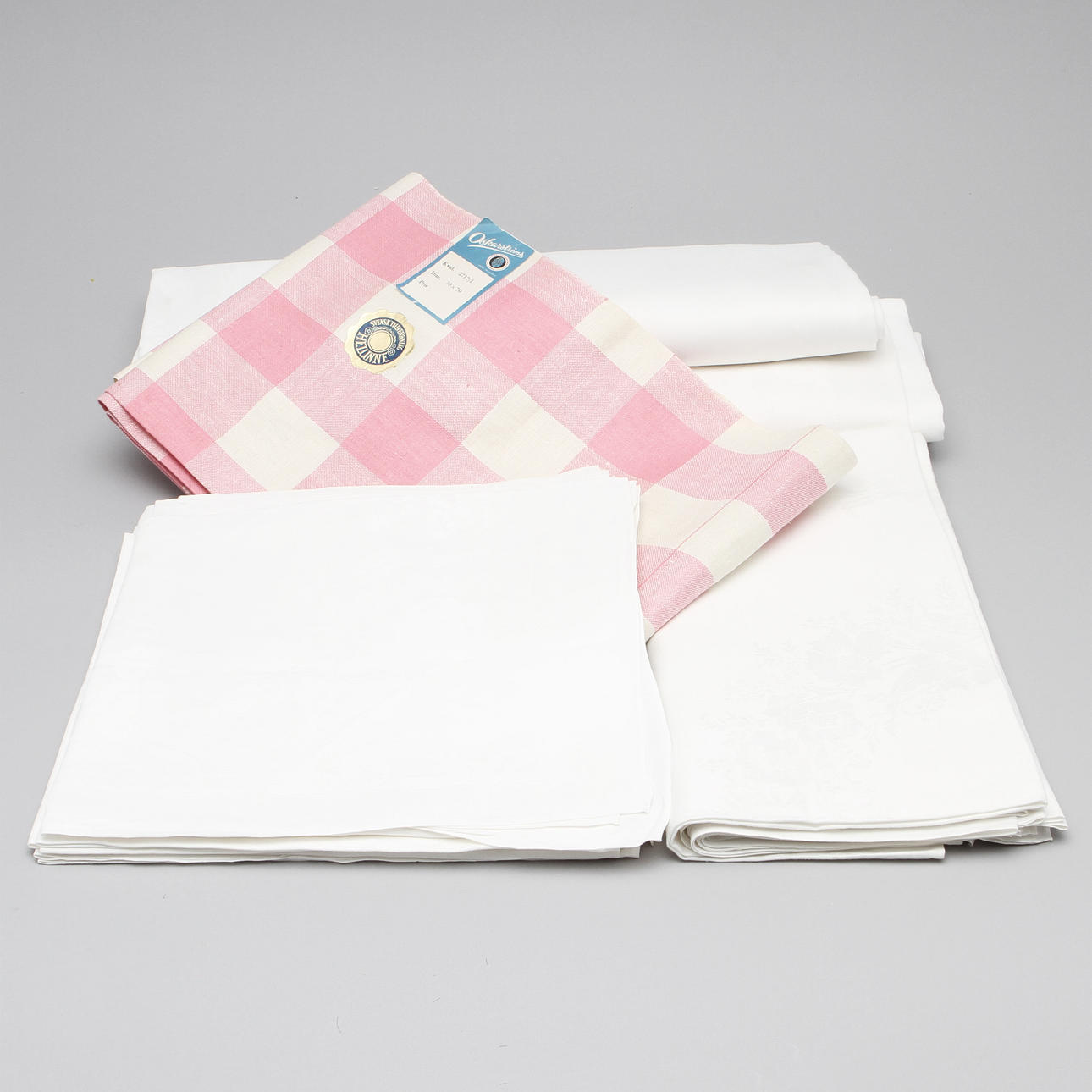 DUKAR, 3 st, linnedamast, samt 15 SERVETTER och HANDDUKSRÄCKA.