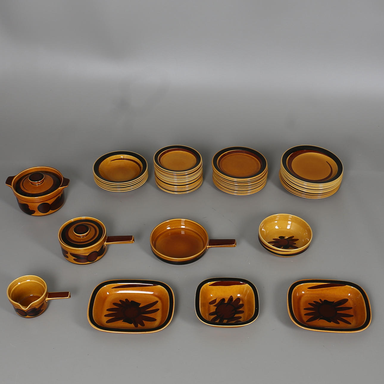 MATSERVISDELAR. 78 delar. "Tuna", Rörstrand, Sverige. 1970-tal.