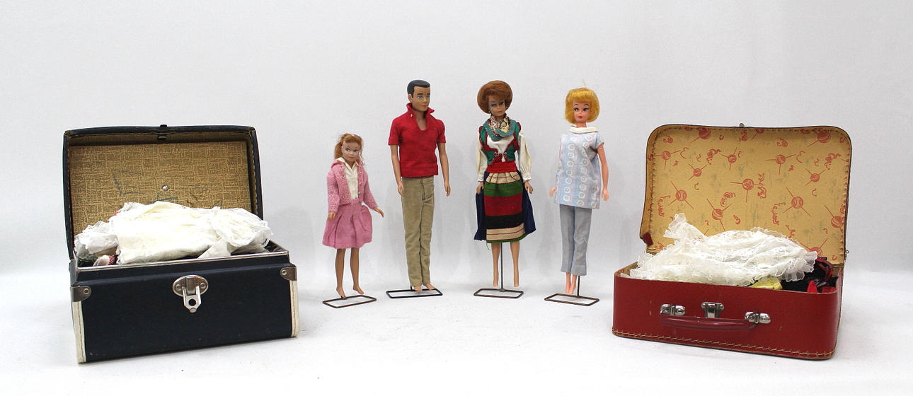 BARBIEDOCKOR 4 stycken samt 2 väskor med kläder.