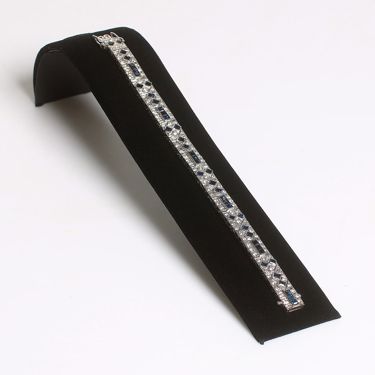 ARMBAND, 18K vit guld, briljantslipade diamanter 2,76 ct, blå safirer 6,3 ct, Sejson, Sundsvall, 1988.