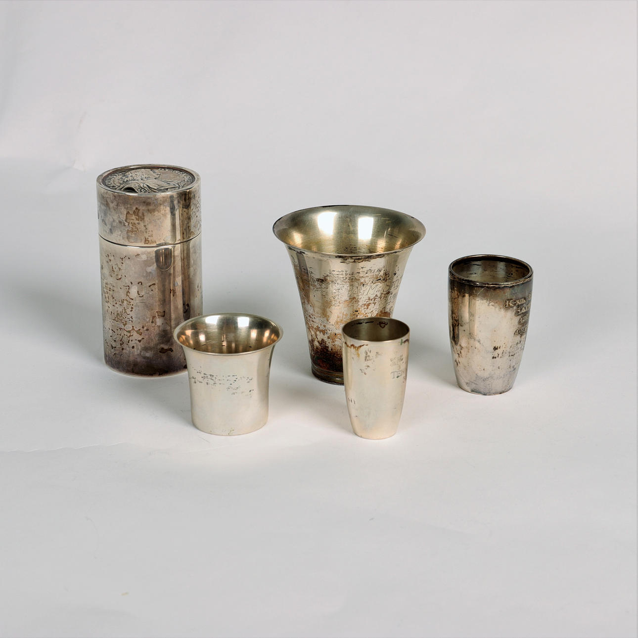 Hopeaa 5 dlr, paino 228 g.