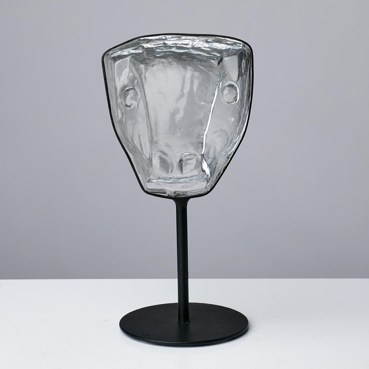 ERIK HÖGLUND. Sculpture in the form of a bull's head, Boda, not signed, plinth in black lacquered metal.
