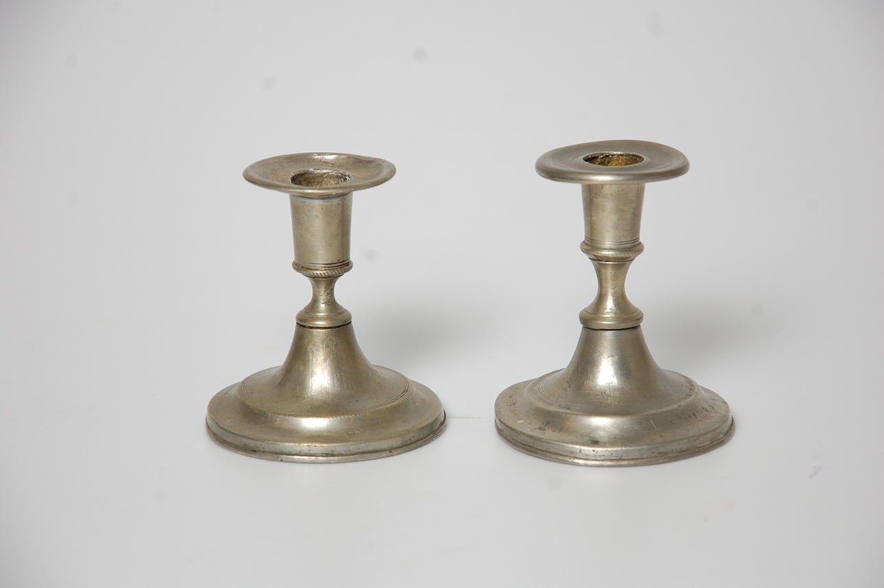 LJUSSTAKAR, 1 par, snarlika, tenn empire, 1 st Stämplad Carl Petter Lindborg, Kristianstad 1844.