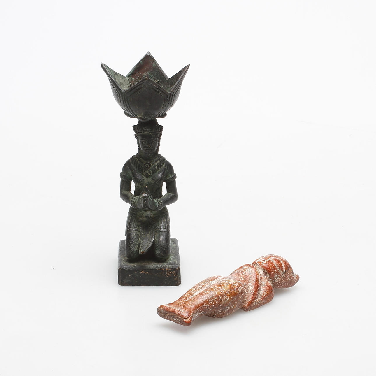 ORIENTALISKA FÖREMÅL, 2 delar, sten och metall.