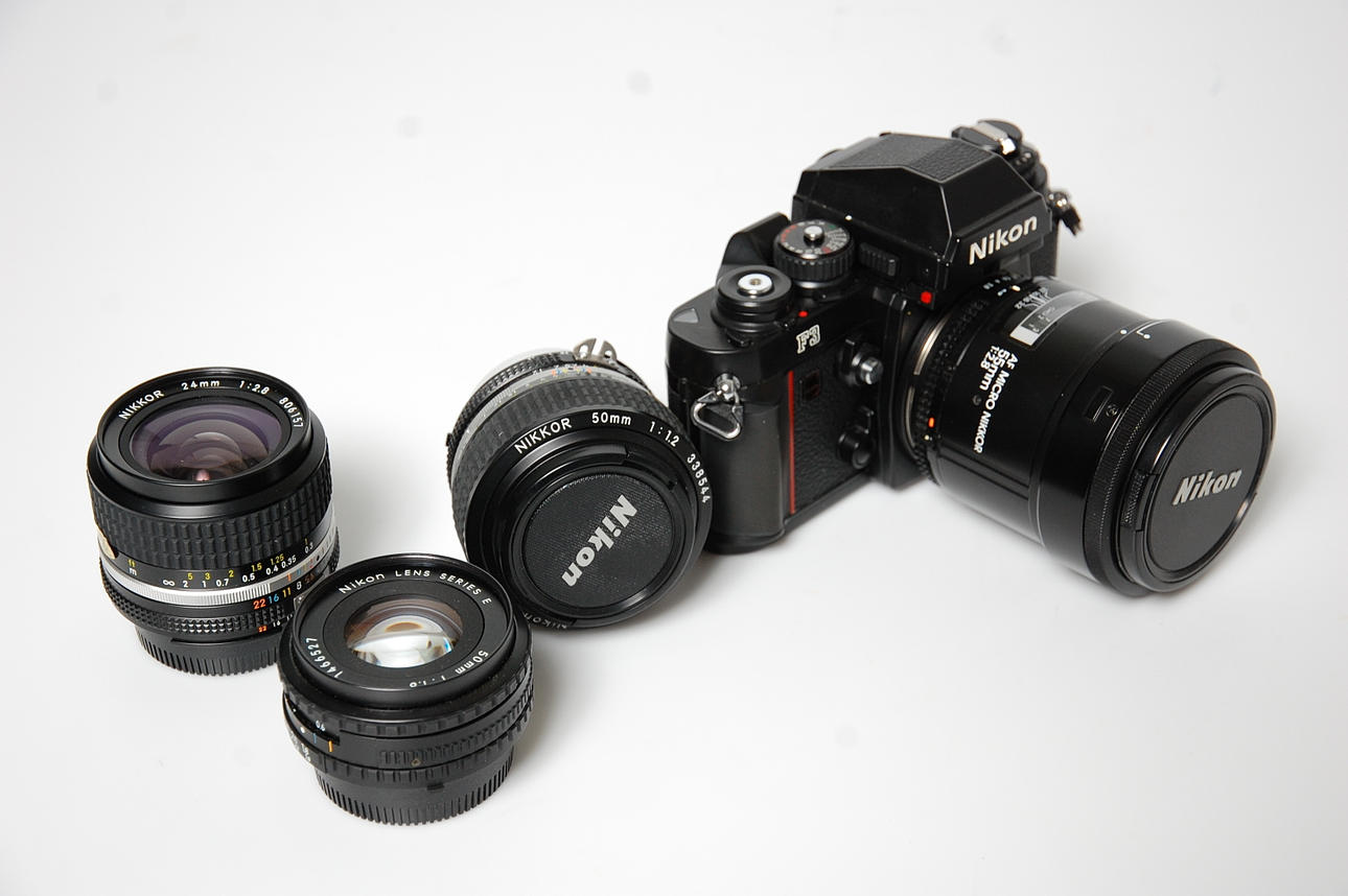 KAMERA, NIKON F3, 1803713, med 4 st objektiv, i aluminium väska.