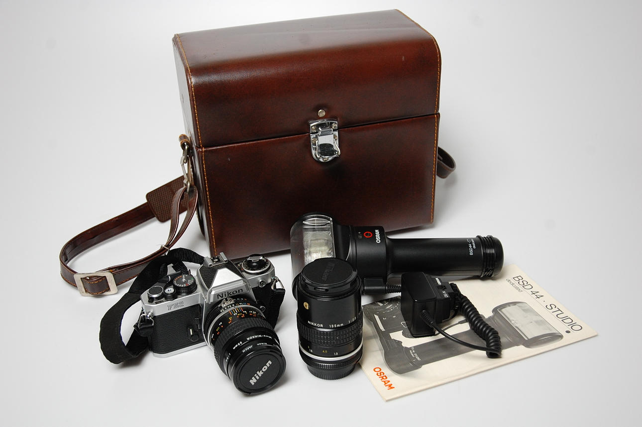 KAMERA, NIKON, FE 2, 2234851, med objektiv.