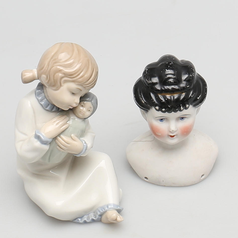 DOCKHUVUD samt FIGURIN NAO. Porslin.