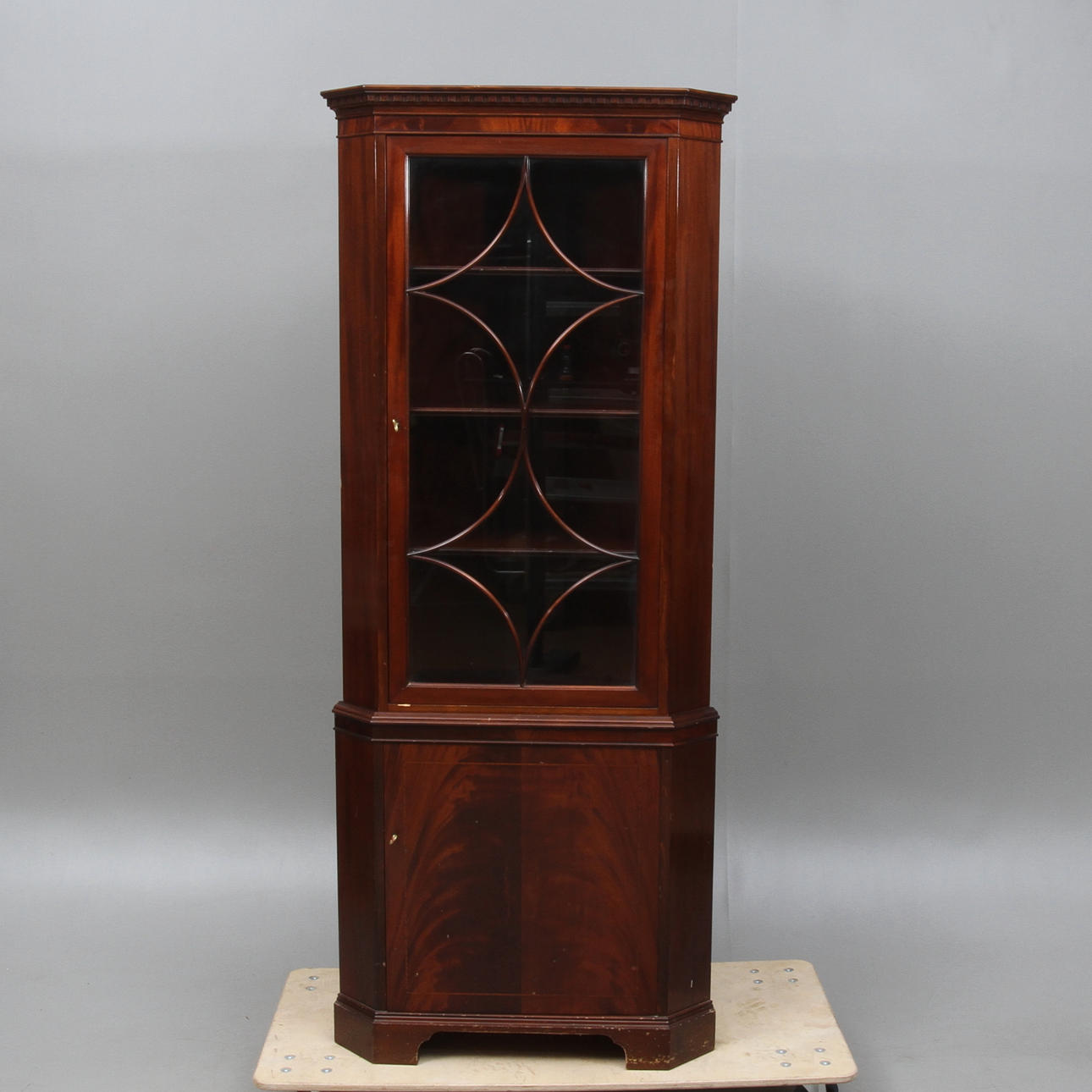 HÖRNSKÅP, engelsk stil, 1900-tal.