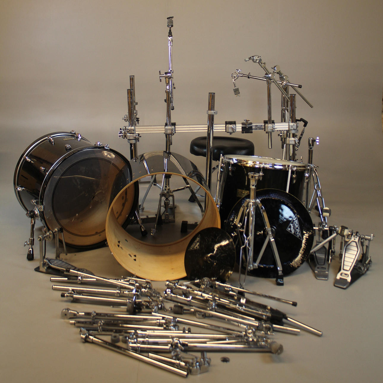 DRUM SET Pearl mit diversem Zubehör.