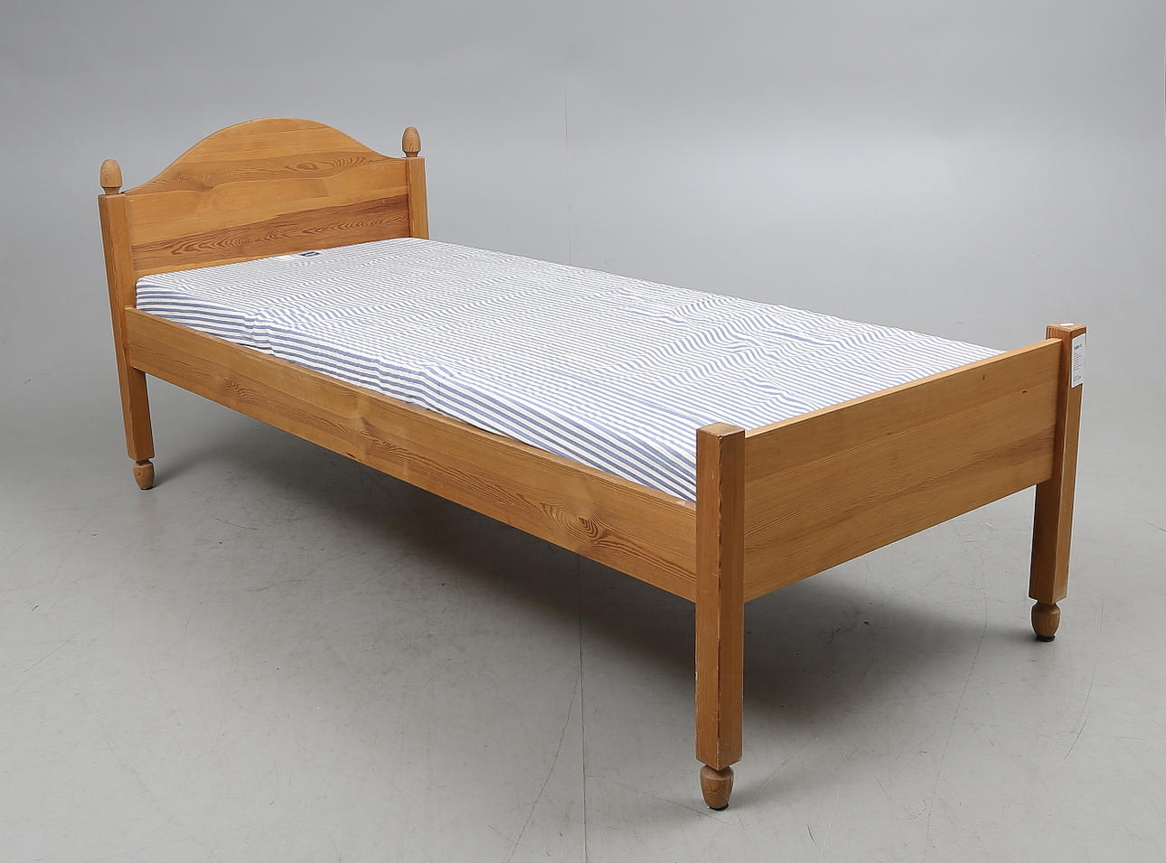 SÄNG, formgiven av inredningsarkitekt Nils Göran Gustavsson, tillverkad av snickarmästare i Skillingaryd.