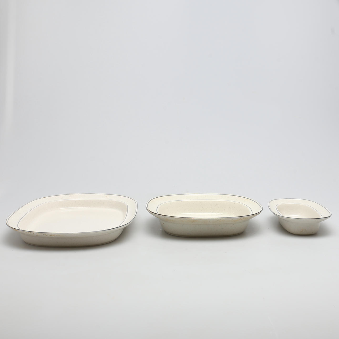 MATSERVISDELAR i stengods. 3 st. "Birka", Stig Lindberg, Gustavsberg.