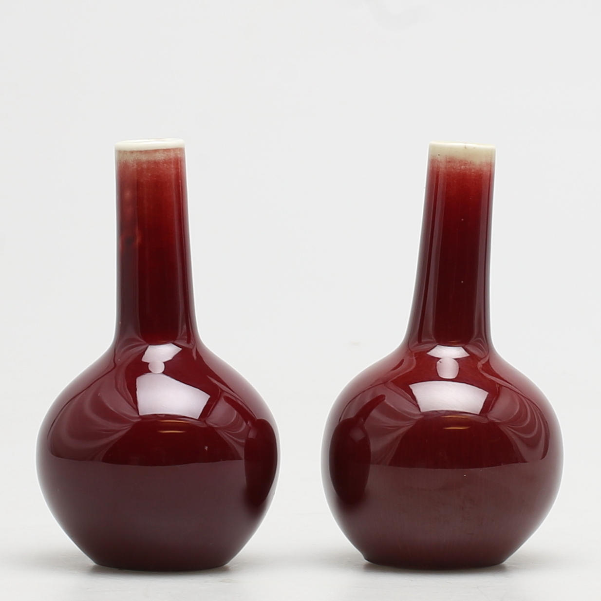 VASER. 1 par. Porslin. Oxblodsglasyr. Kina. 1900-tal.