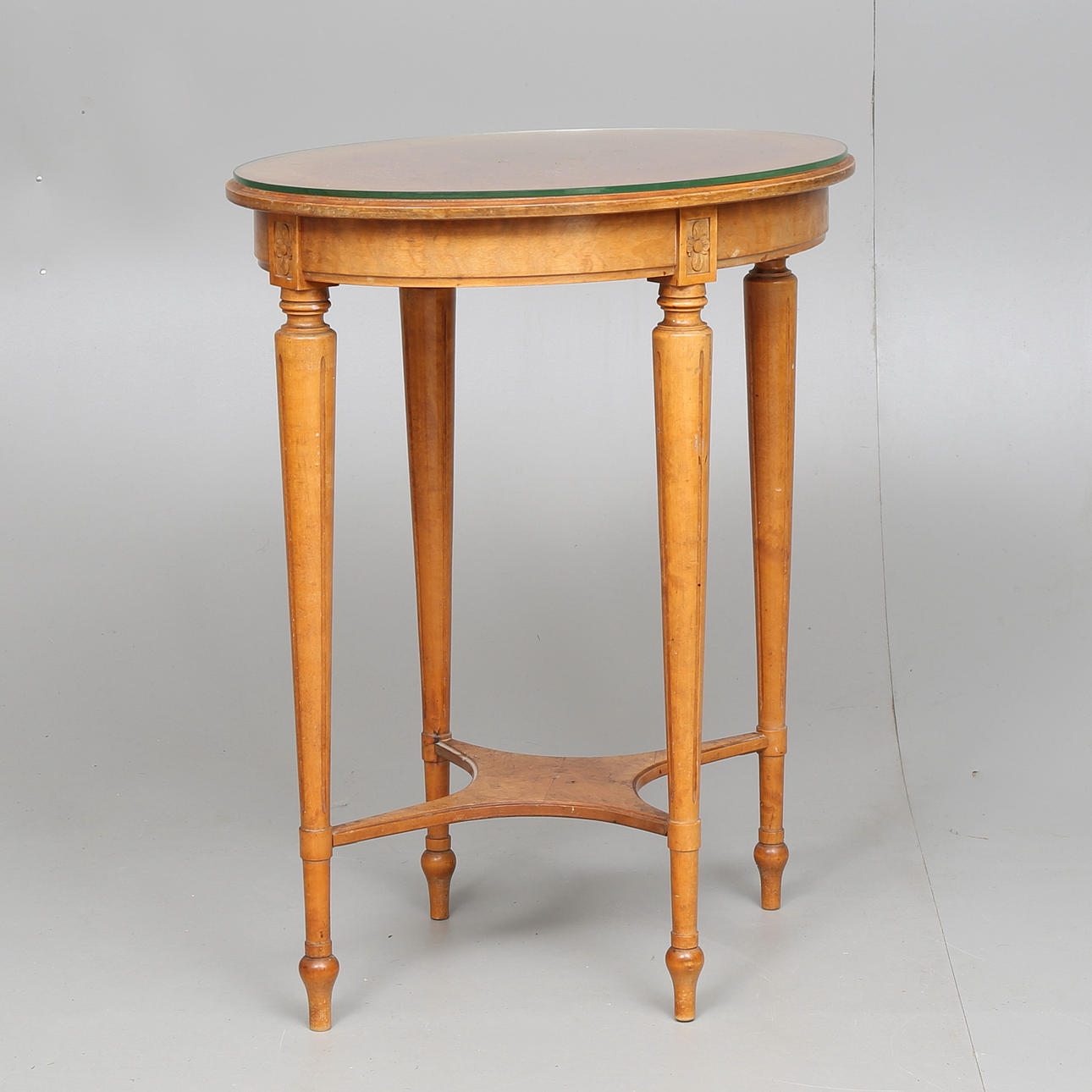 TISCH mit Glasplatte, oval, Gustavianischer Stil, 1900er Jahre.