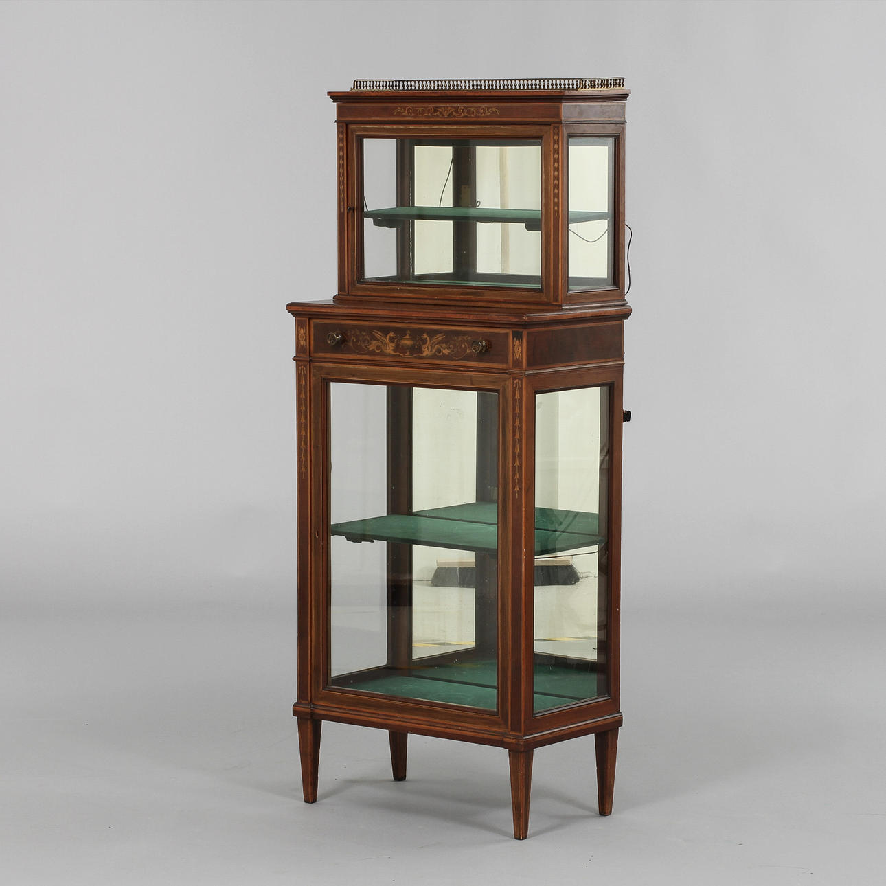 VITRINE, Englisch, 18 / 1900.