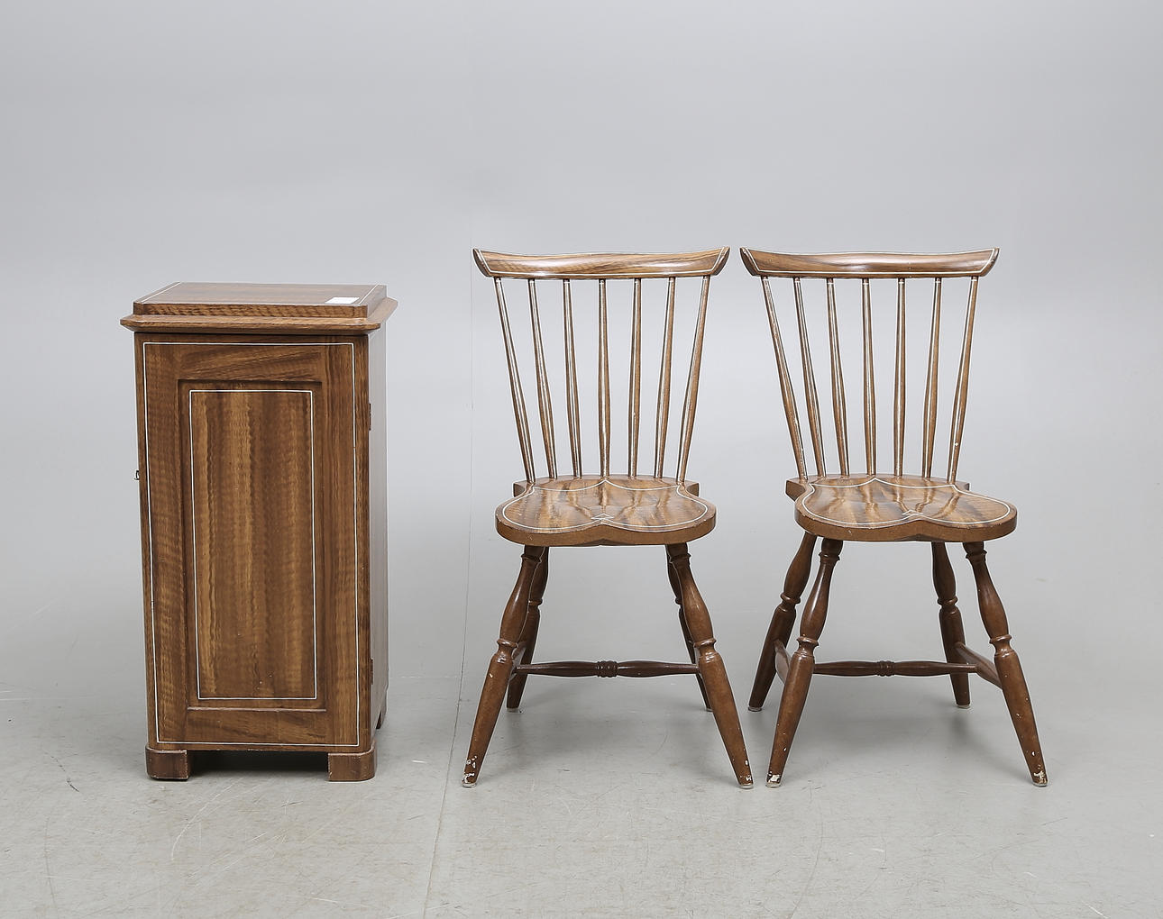 POTTSKÅP samt STOLAR, ett par, 1800-tal.