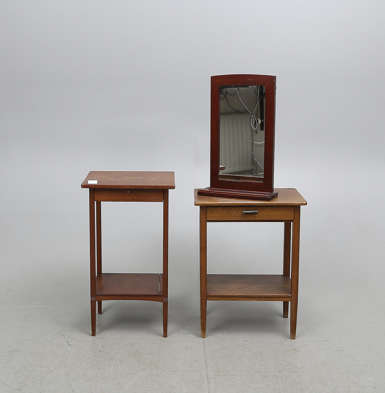 BORD med LÅDA, 2 st samt BORDSSPEGEL, 1900-talets första hälft.