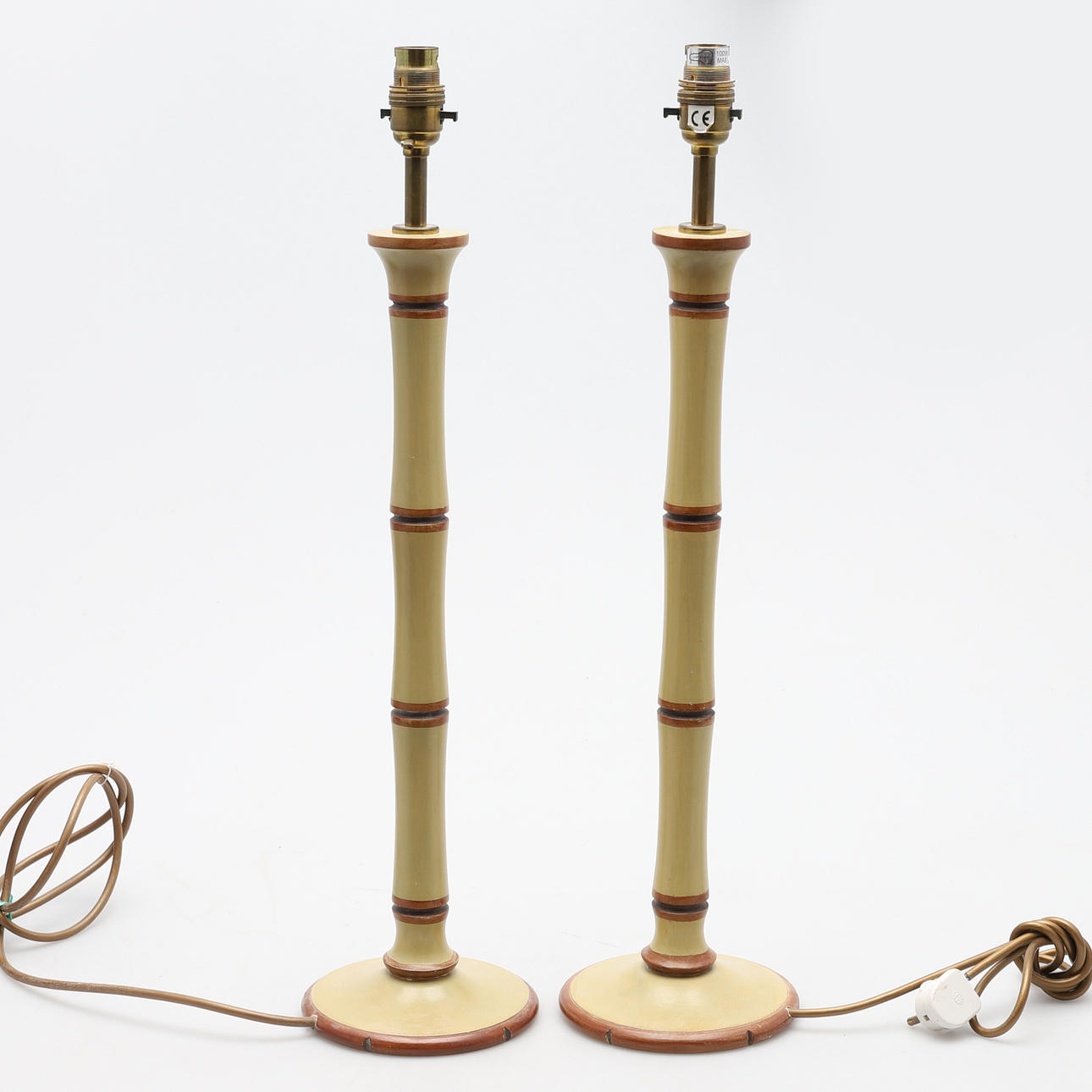 ET PAR MODERNE BORDLAMPER I BAMBUSTIL.