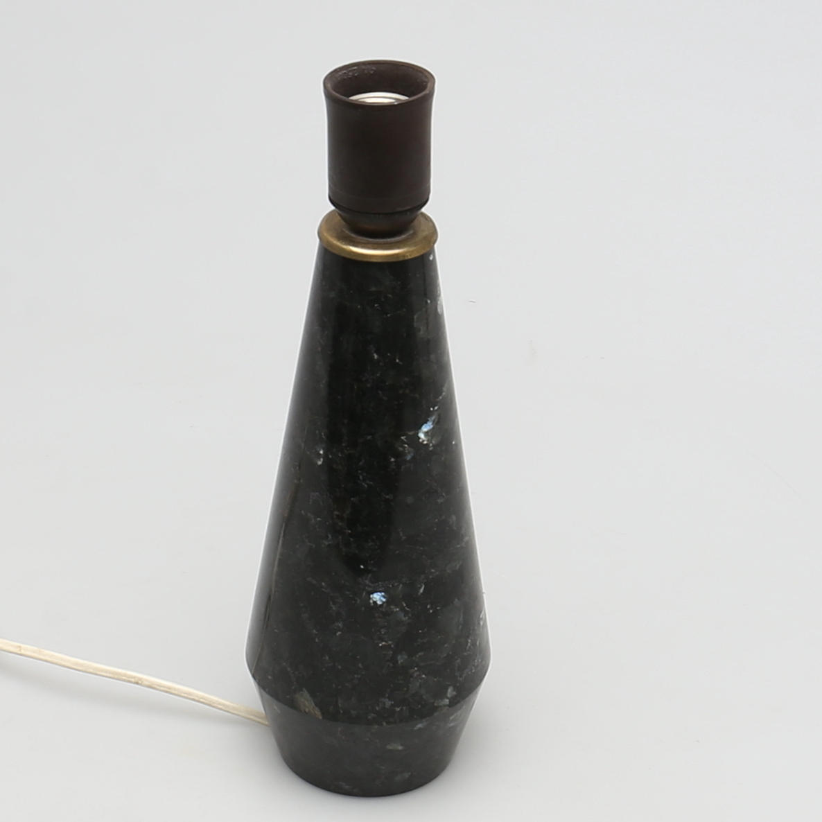 BORDSLAMPA. Labrador granit och mässing. 1900-talets andra hälft.