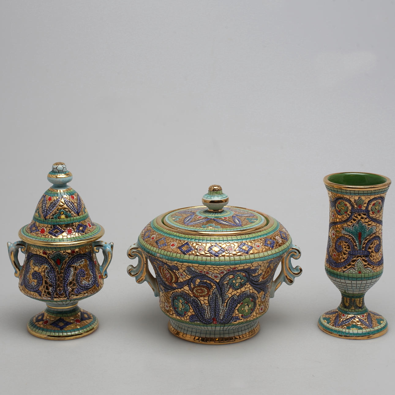 PARTI PORSLIN med lystermosaik 3 st. Gialletti, Deruta, Italien.