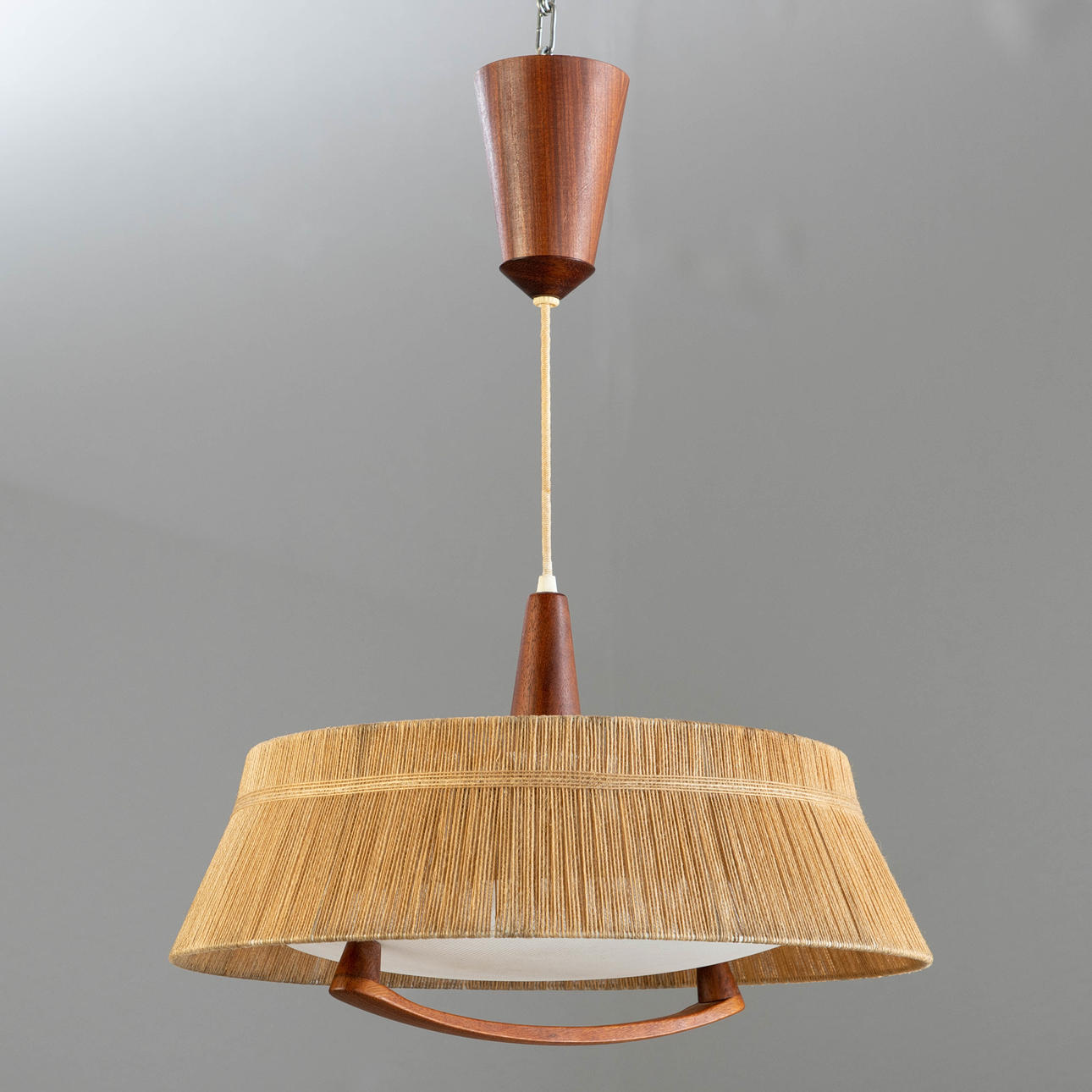 Temde, Zug-Pendellampe, Teak und Sisal.