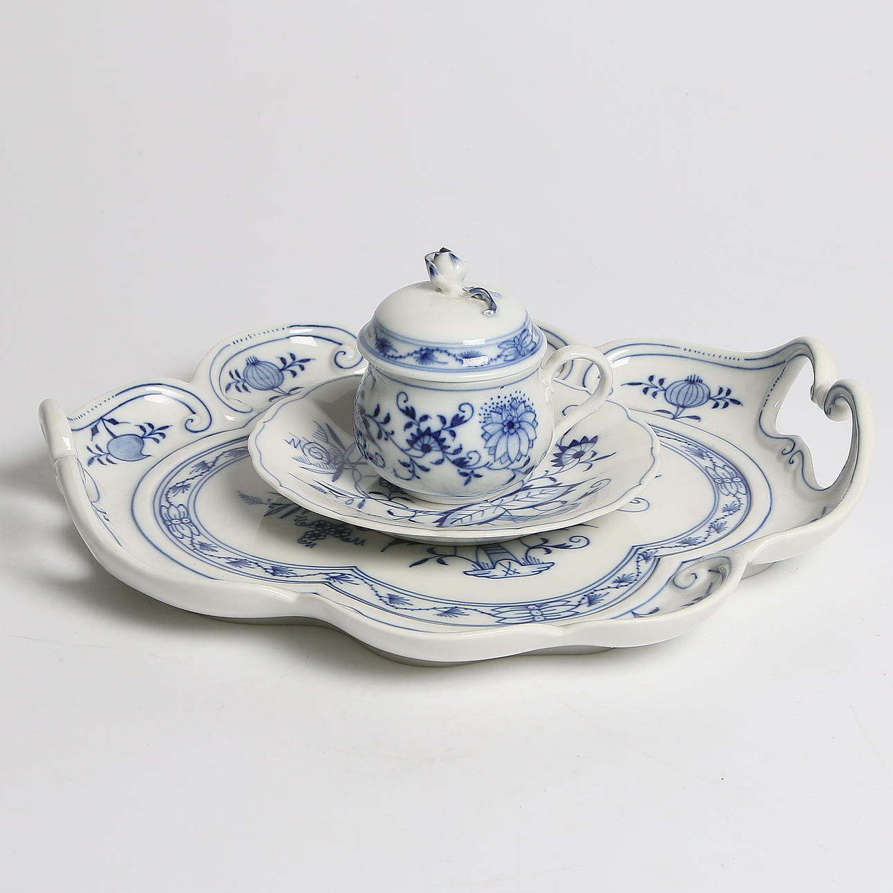 FAT samt CREMEKOPP, 3 delar, porslin, Meissen, lökmönster. 1900-tal.
