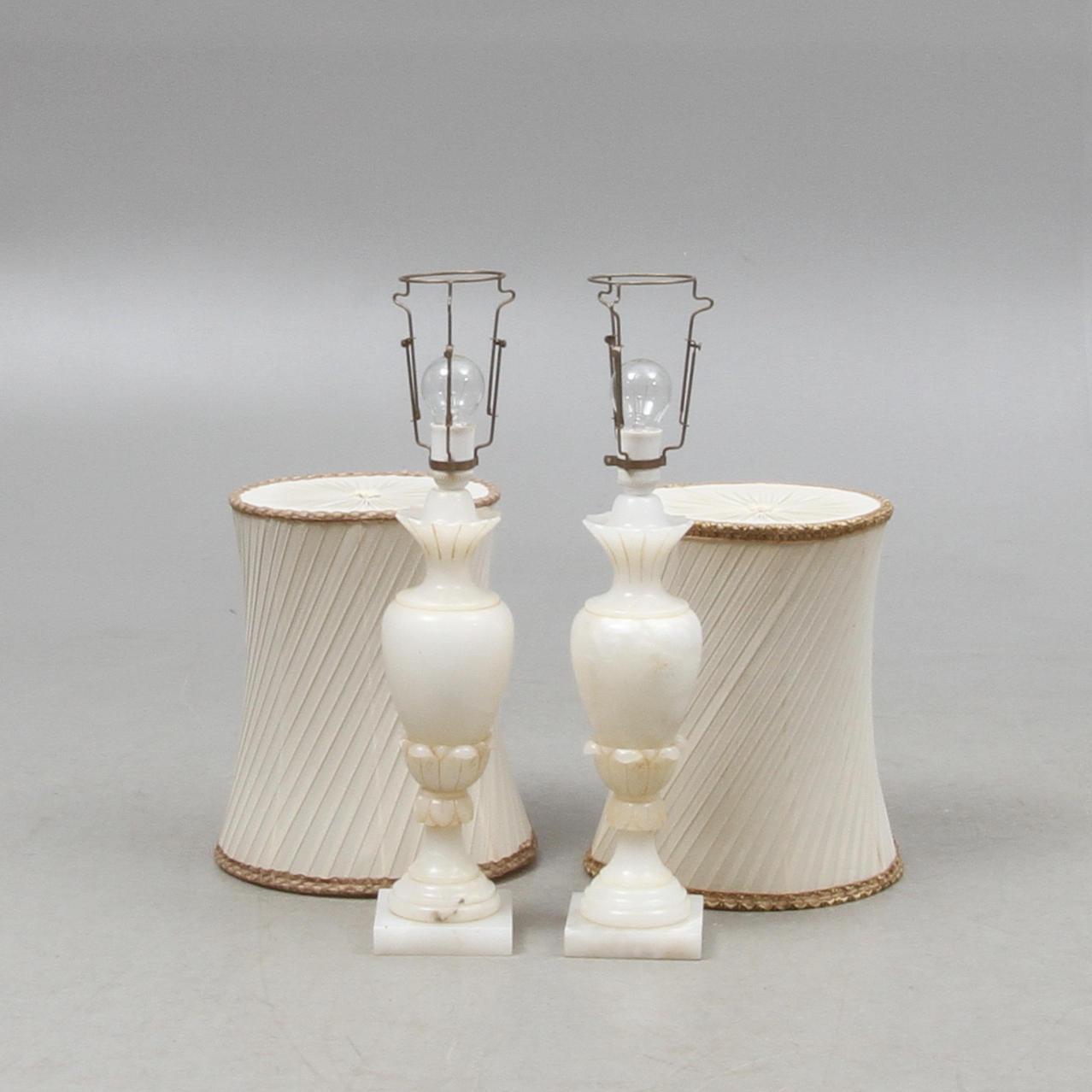 BORDSLAMPOR, ett par, alabaster, Italien, 1940/50-tal.