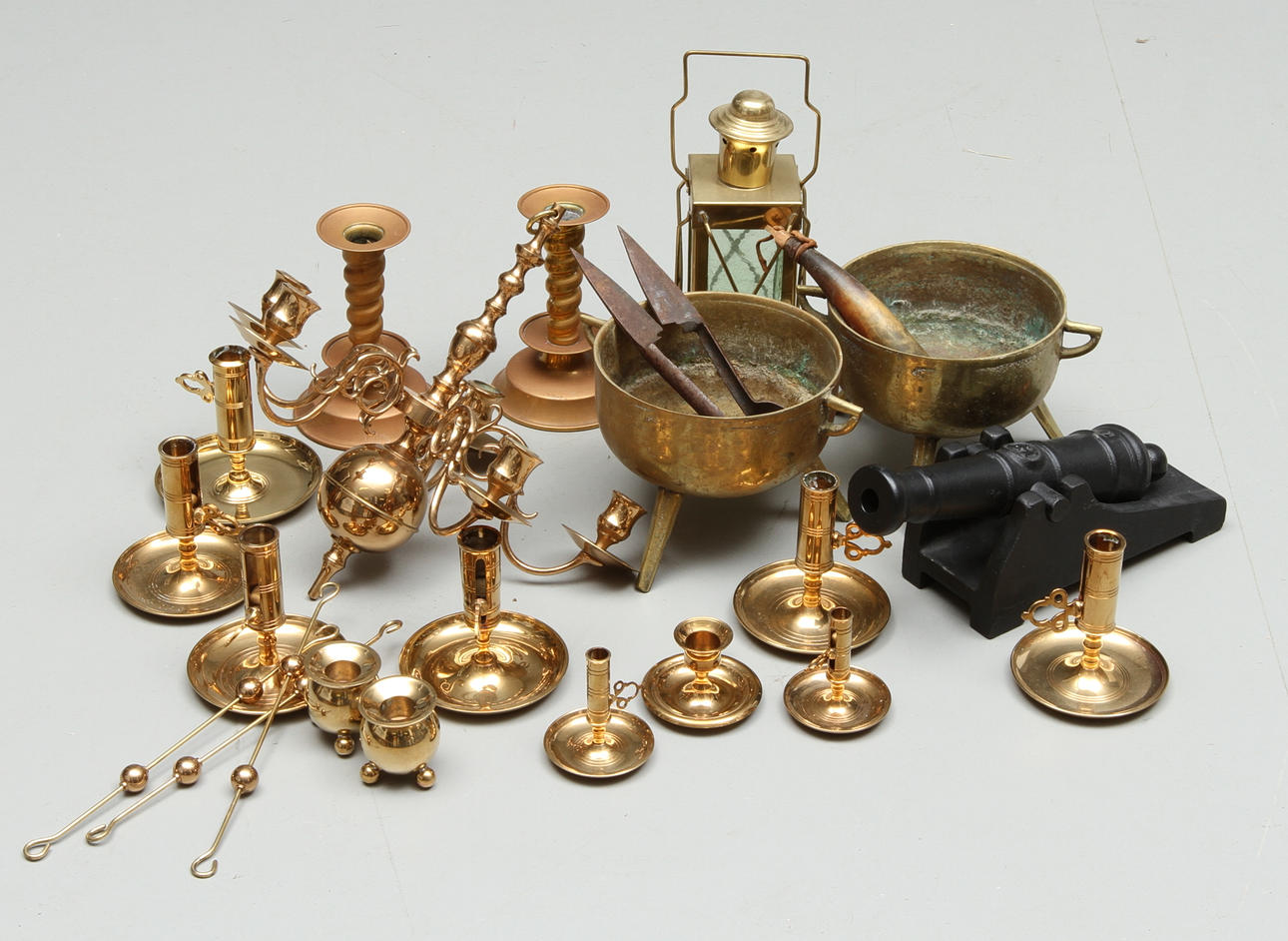 PARTI DIVERSE, ca 20 delar, mestadels mässing, 1900-tal.