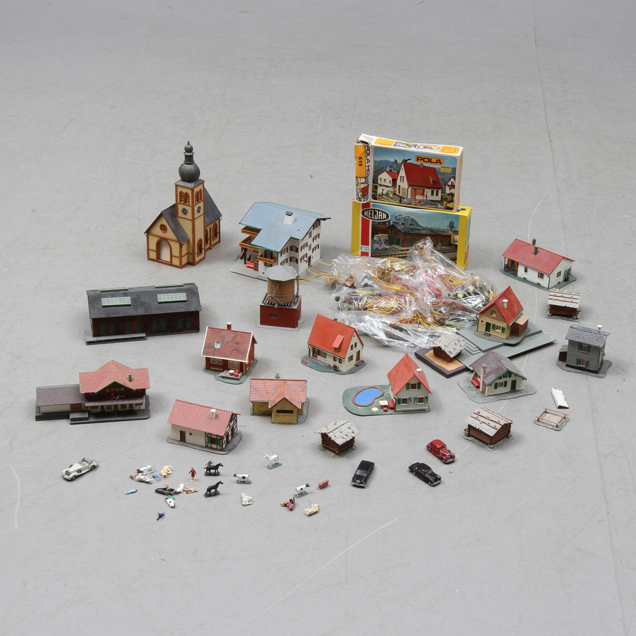 MODELLTÅG BYGGNADER, belysning, strömställare, bilar, figurer med mera.