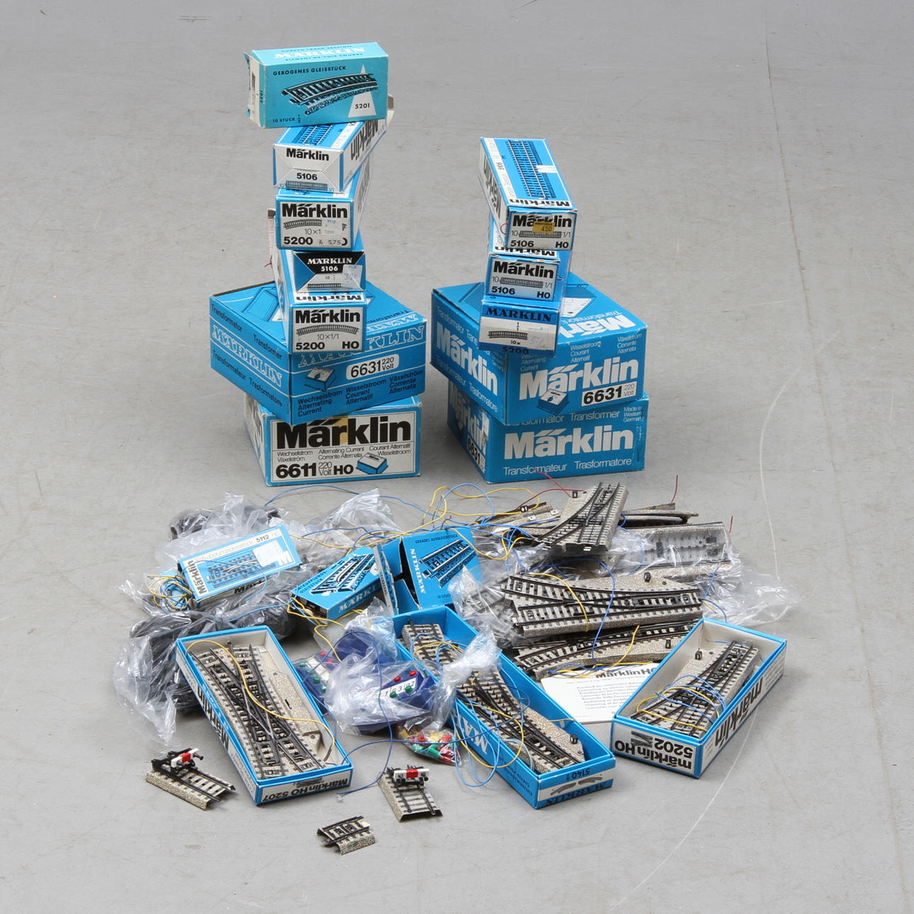 MODELLTÅG MÄRKLIN. Räls, växlar med mera. Delvis originalkartonger.