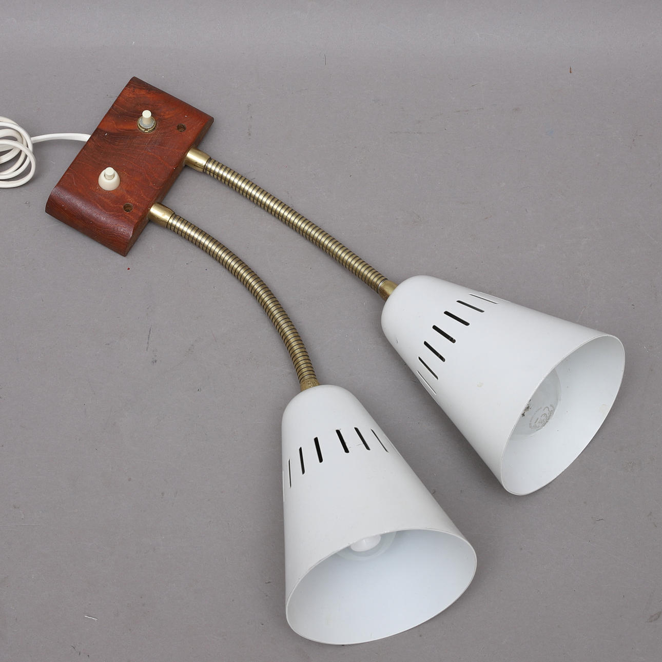 VÄGGLAMPA, tvåarmad, teak & metall.