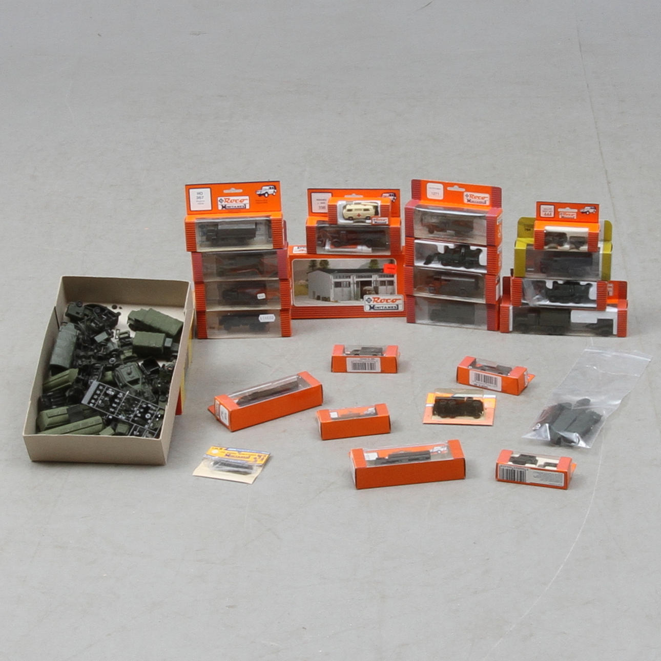 MODELLBILAR MILITÄRFORDON ROCO, cirka 23 delar i originalkartonger samt 25 utan kartong..