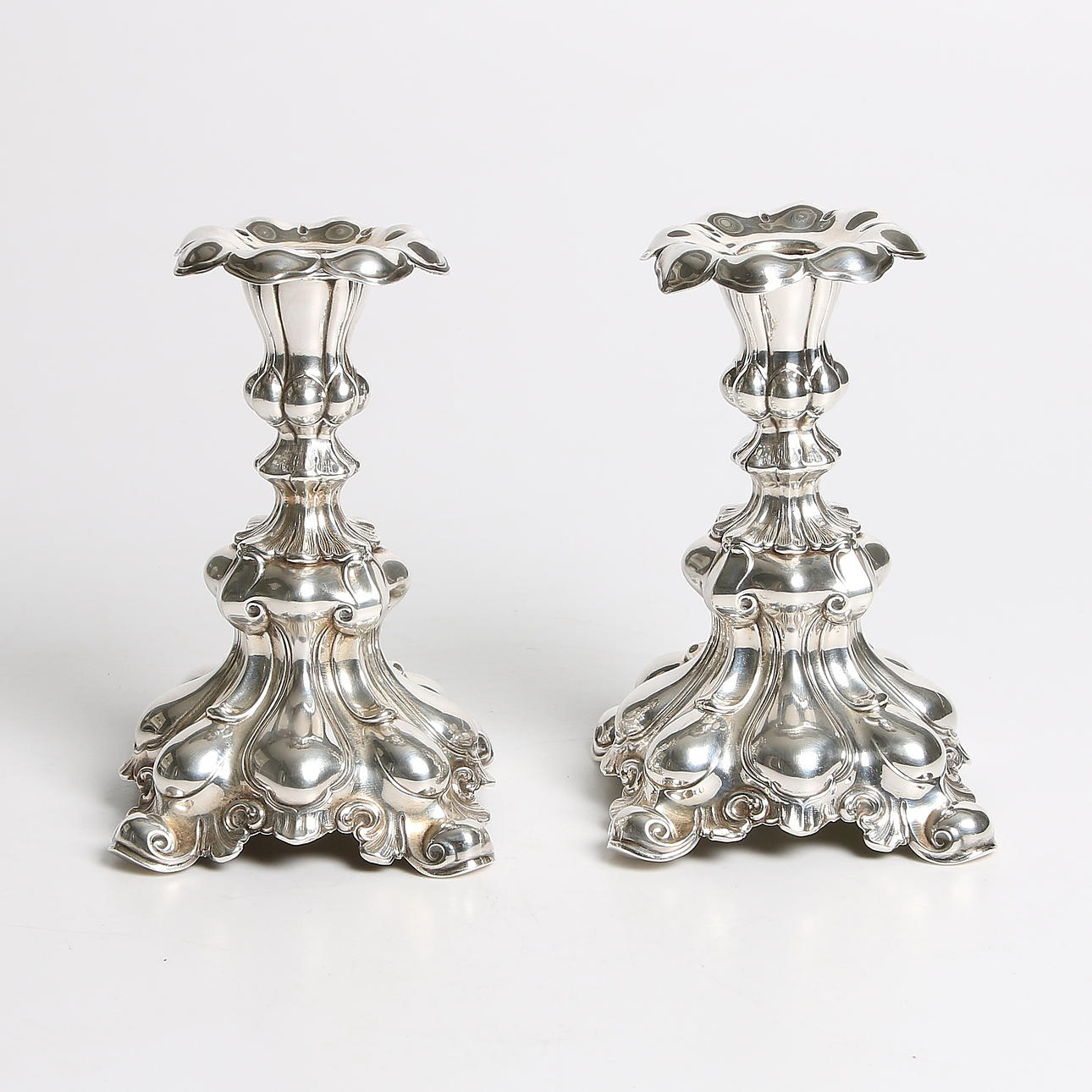 LJUSSTAKAR, 1 par, silver, rokokostil, CG Hallberg, Stockholm, 1945.