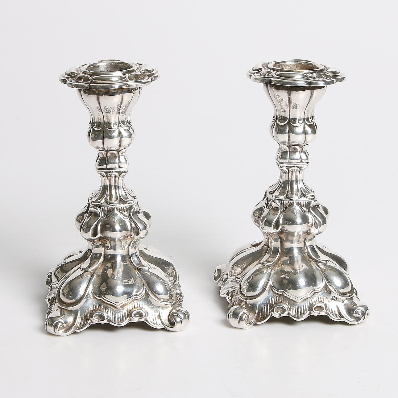 LJUSSTAKAR, 1 par, 835 silver, rokokostil, GAB, Stockholm, 1900-talets mitt.