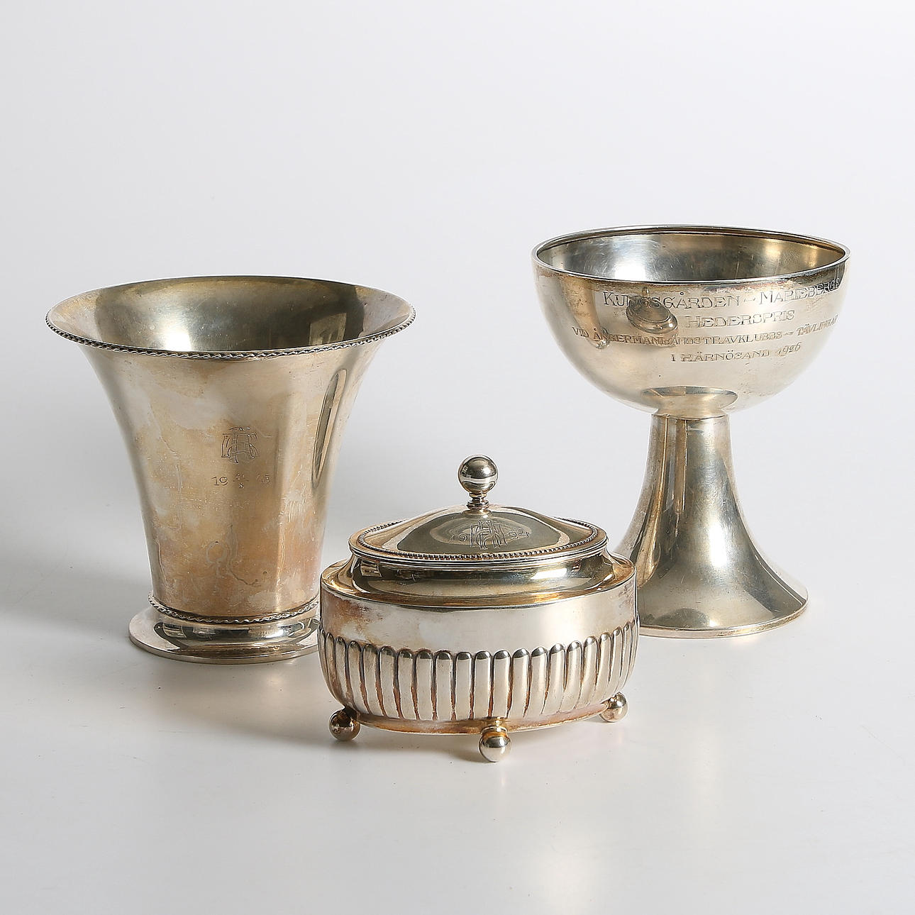 POKALER, 2 st, samt LOCKSKÅL, silver, 1900-talets första halva. Totalvikt 673 gram.