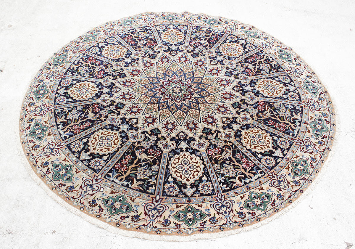 MATTA, Orientalisk, rund, figural Nain med silkesinslag, diameter ca 195 cm.