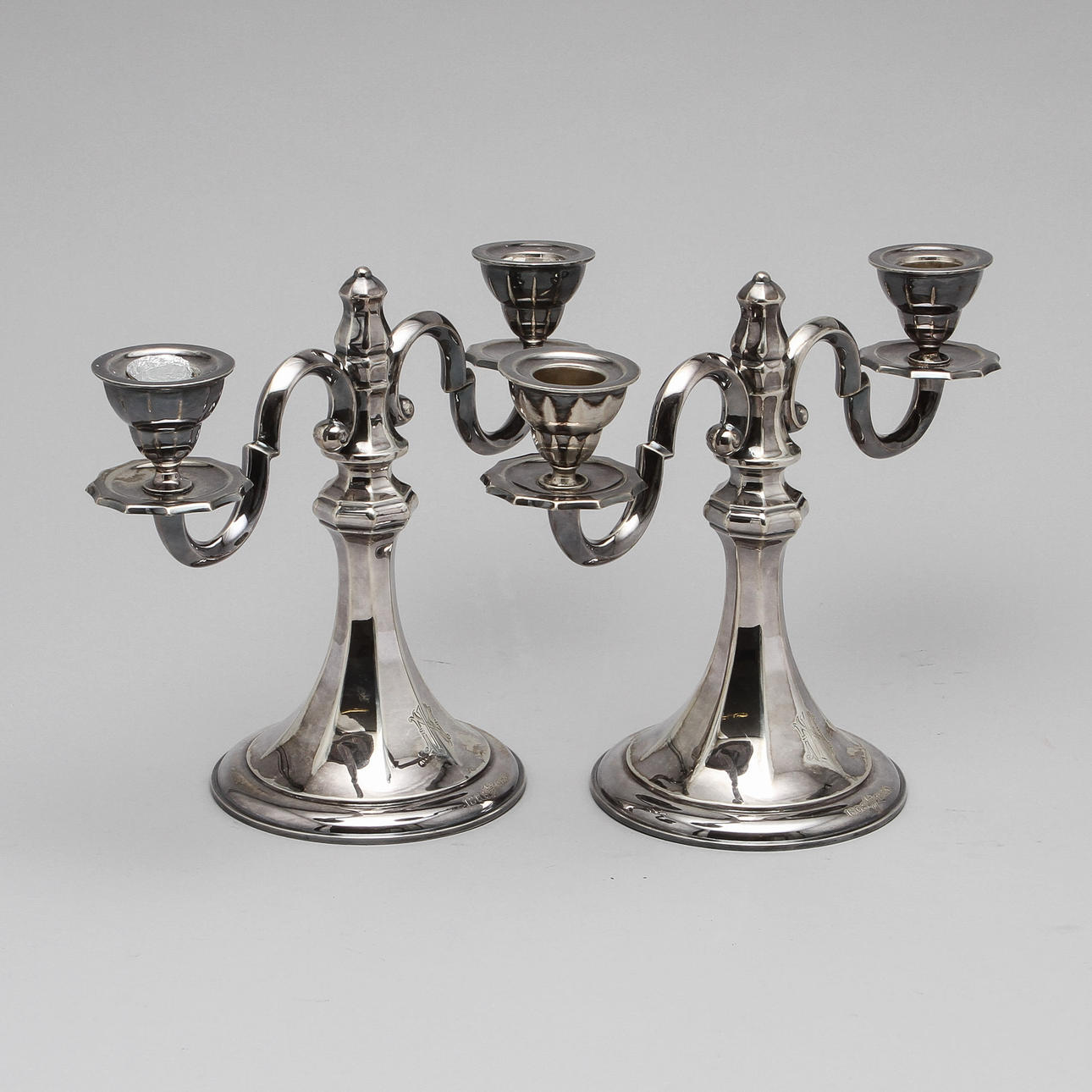 LJUSSTAKAR, ett par, silver.