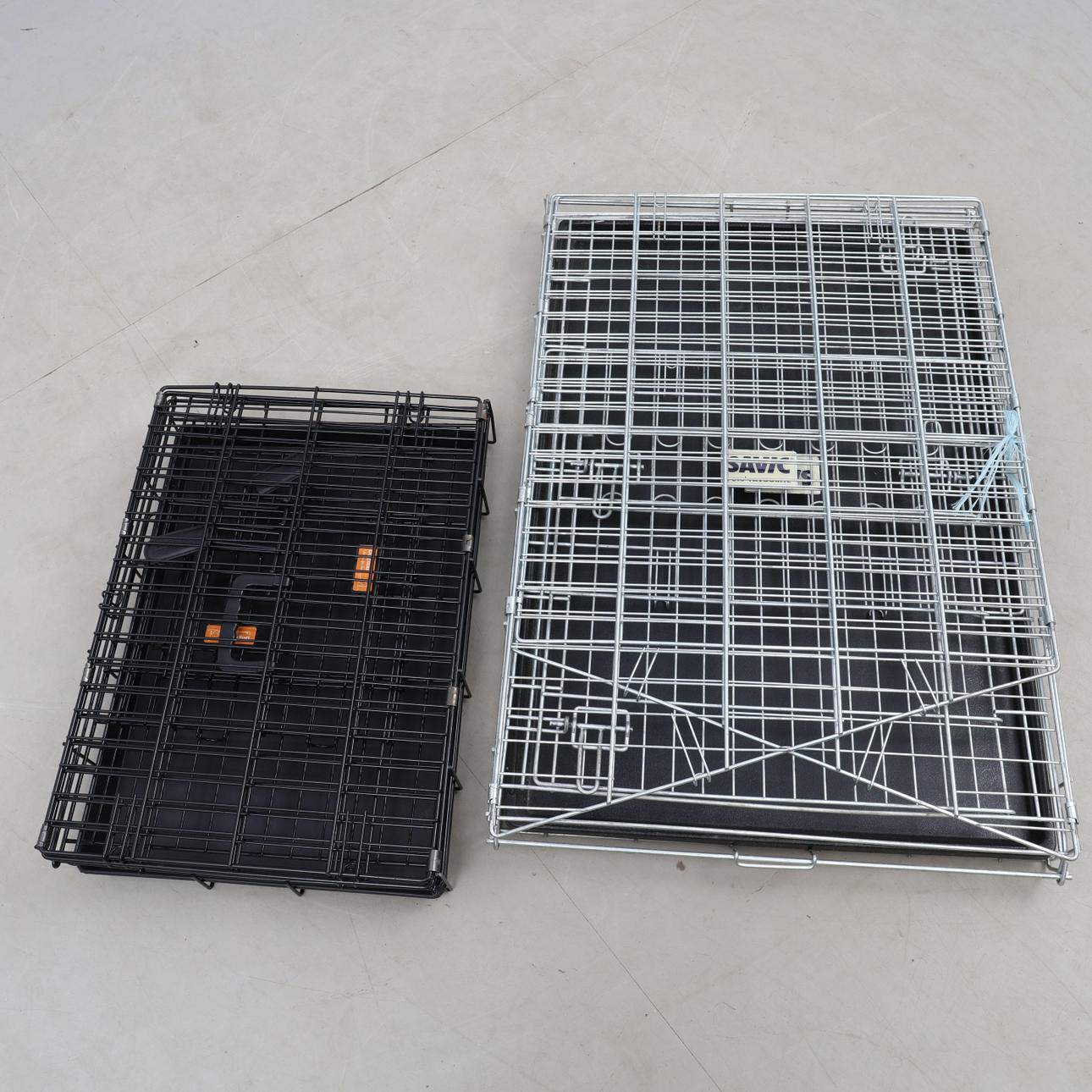 JAULA PARA PERROS, 2 uds., Dogman y Savic, contemporánea.