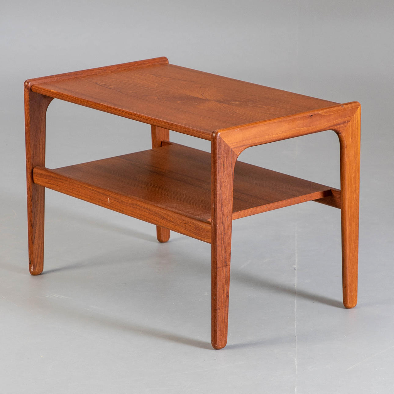 Side table in teak.