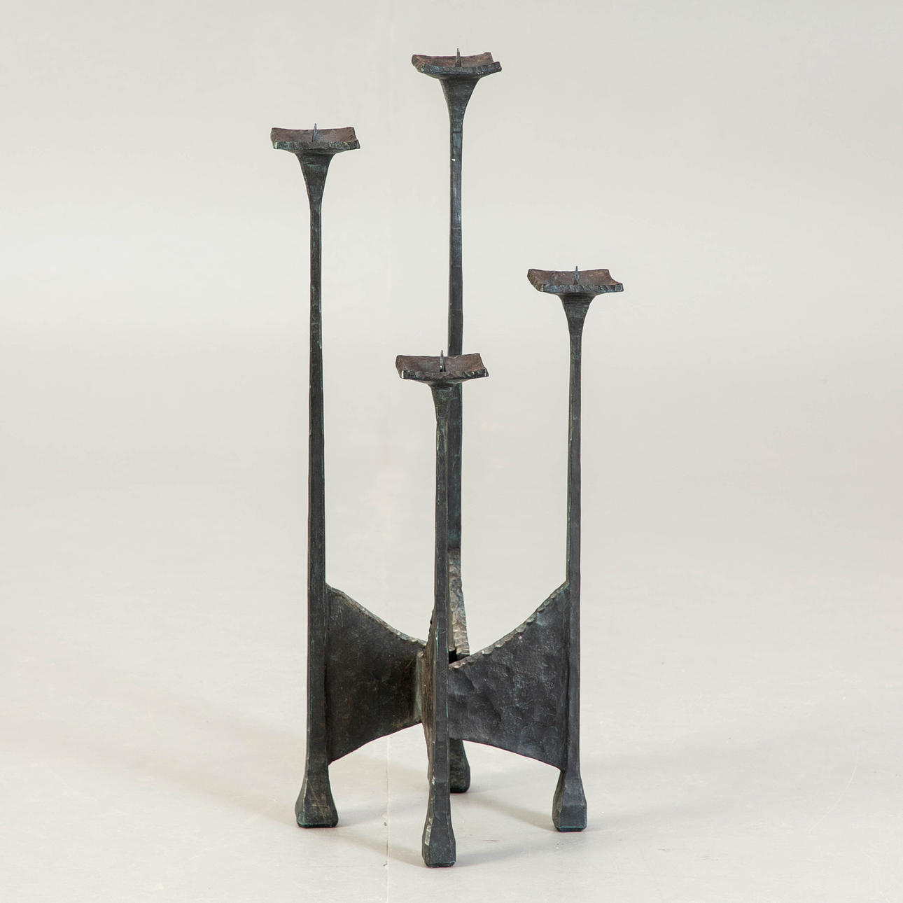 Kerzenständer, brutalistischer Stil.