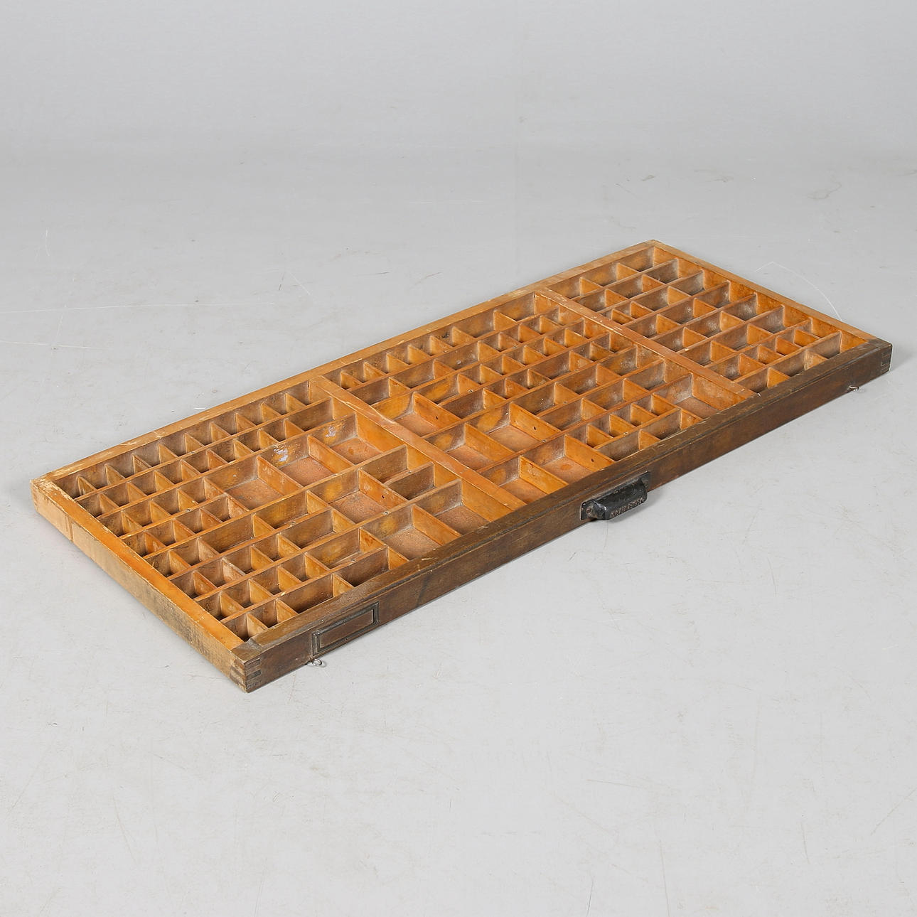 TYPOGRAFLÅDA/PRYLHYLLA, trä, 1900-talets första hälft.