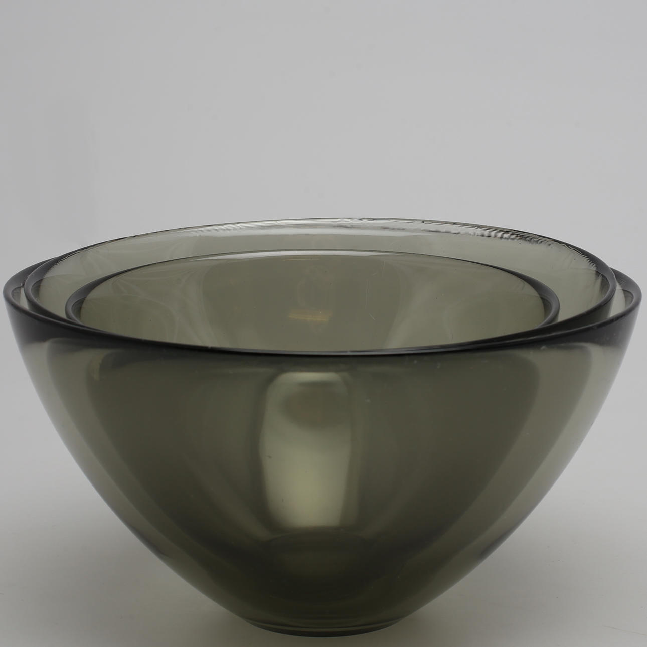 GLASSKÅLAR. 3 st. Sven Palmqvist. "Fuga". Orrefors. Rökfärgat glas.