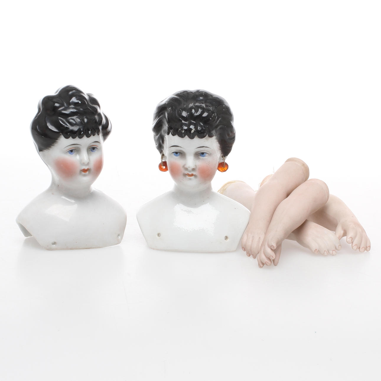 DOCKHUVUDEN 2 st samt DOCKARMAR 2 par, porslin/biskvi.