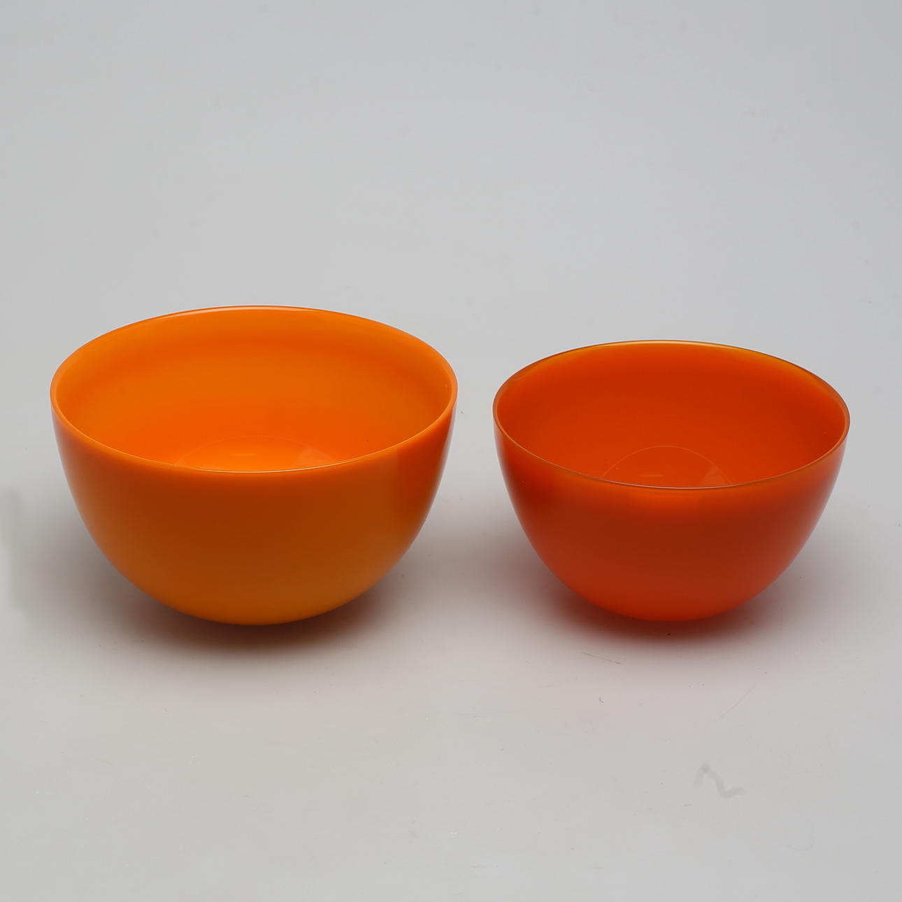 GLASSKÅLAR. 2 st. "Colora". Sven Palmqvist. Orrefors. Orange glasmassa.